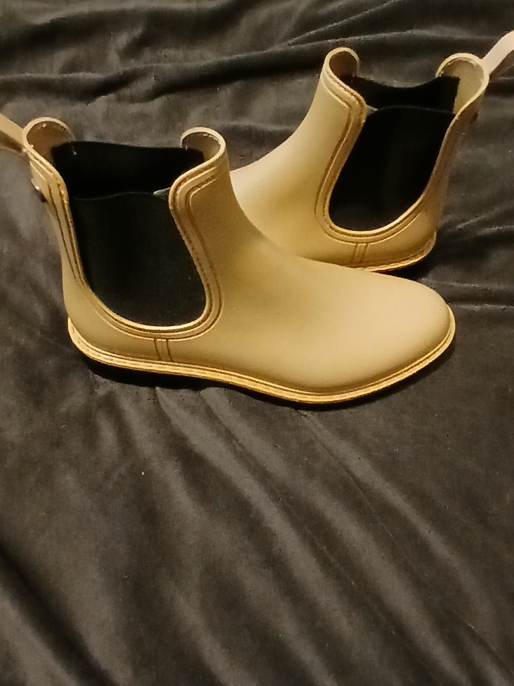 Size 8 NWOT Women’s Chelsea Rain Ankle Boots in Beige/Tan